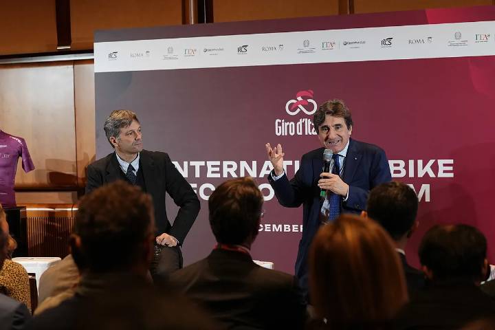 Giro de Italia: El Giro, del "romanticismo que ya no se encuentra en el Tour" al impacto económico: "Genera más de 2.500 millones de euros"