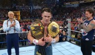 Gracias, leyenda: John Cena llora tras retirarse y deja su indumentaria en el ring