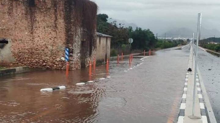 Carreteras cortadas y primeras inundaciones en Dénia