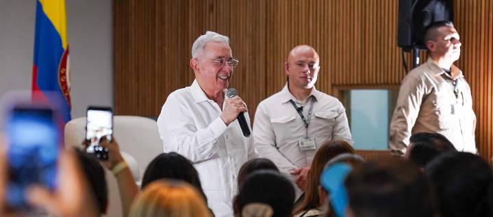 "Yo no sé con qué diablo se despierta, que se le da por insultarme": Uribe sobre ataques de Petro