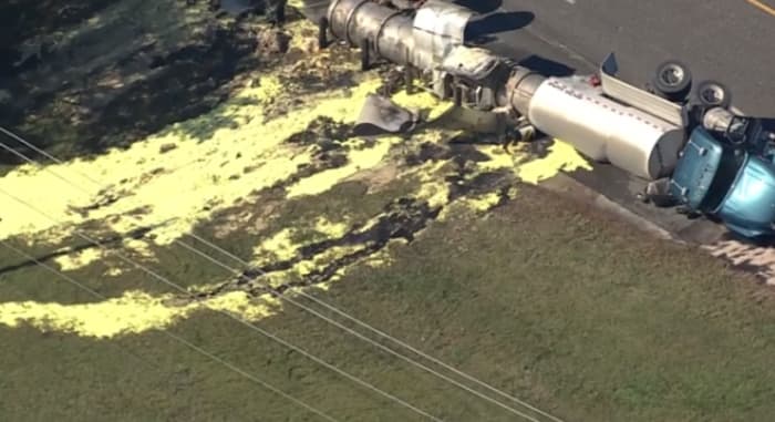 Northbound lanes of SH-35 in Brazoria County to be closed 24 hours after 18-wheeler overturns, spills molten sulfur