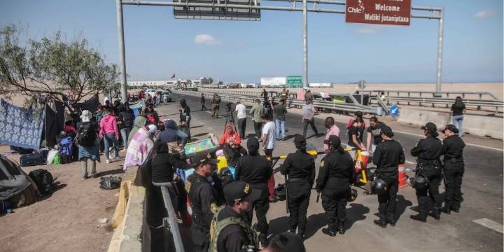 Migrantes varados en frontera de Perú - Chile, ¿autoridades podrían incurrir en delitos por detenciones o devoluciones?