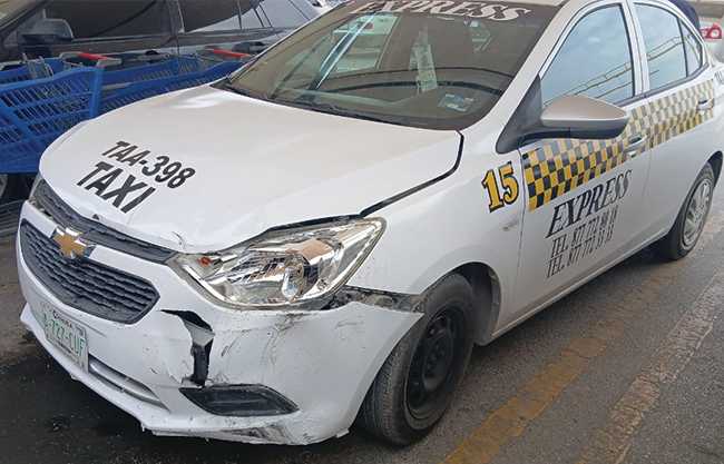 Colisiona contra taxi en libramiento