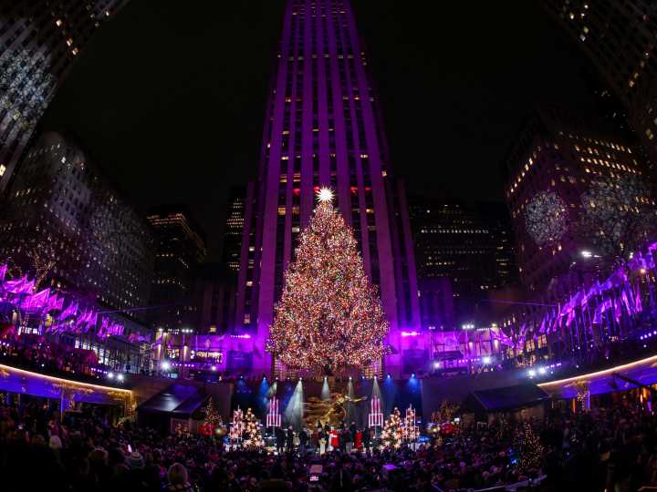 A qué hora es y cómo ver la ceremonia de encendido del árbol de Navidad del Rockefeller Center 2025