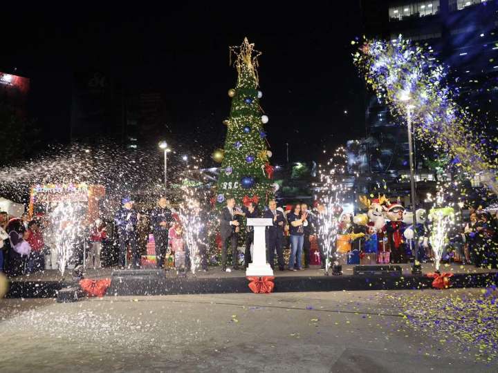 Encienden Árbol de Navidad en Insurgentes, CDMX