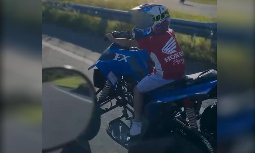 Le sacan la licencia a un hombre que hizo manejar un cuatriciclo a su hijo de 5