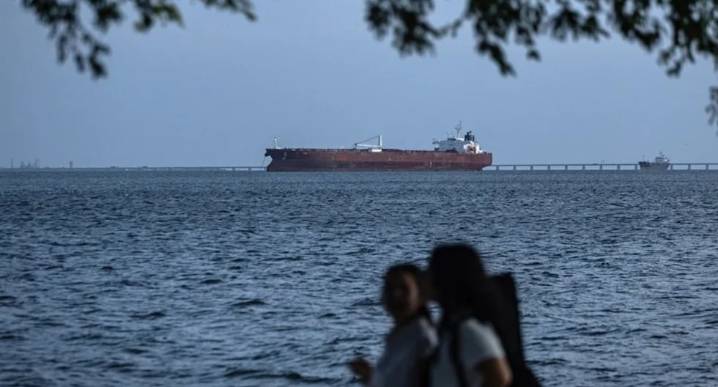 Gobierno venezolano pide a trabajadores a extremar vigilancia en instalaciones petroleras últimas