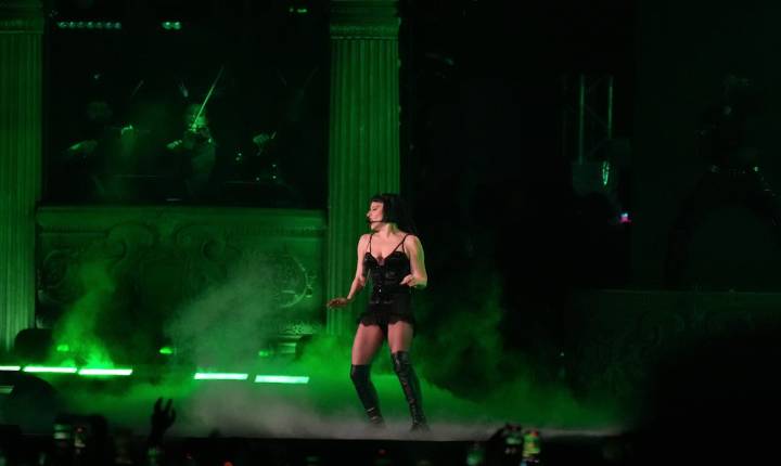 Expulsan del concierto de Lady Gaga al fan que se lanzó sobre Ariana Grande