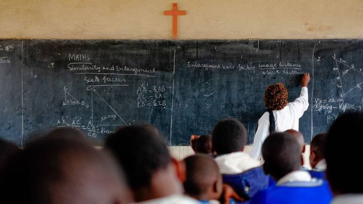 Liberan a 100 estudiantes secuestrados de una escuela en Nigeria; se mantienen al menos 153 en cautiverio
