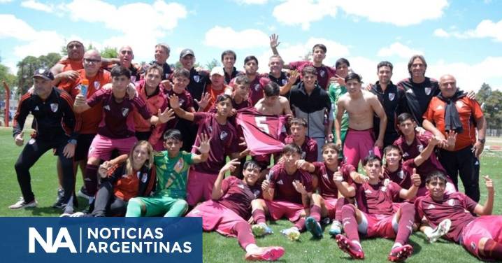 A River se le escapó sobre el final y empató por 2-2 con el Barcelona por la Messi Cup