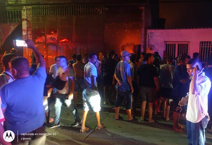 EN VIDEO: Voraz incendio acabó con una fábrica de muebles en Pescaíto