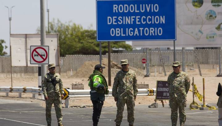 Temor a un eventual gobierno de Kast y trabas en Perú empujan salida de migrantes desde Chile: La Moneda descarta hablar de "crisis"