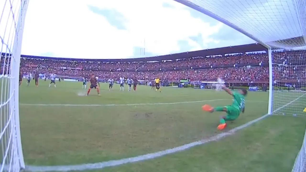 En Cúcuta vs. Real Cundinamarca se encendió la polémica; se recurrió al VAR y Agudelo falló penalti