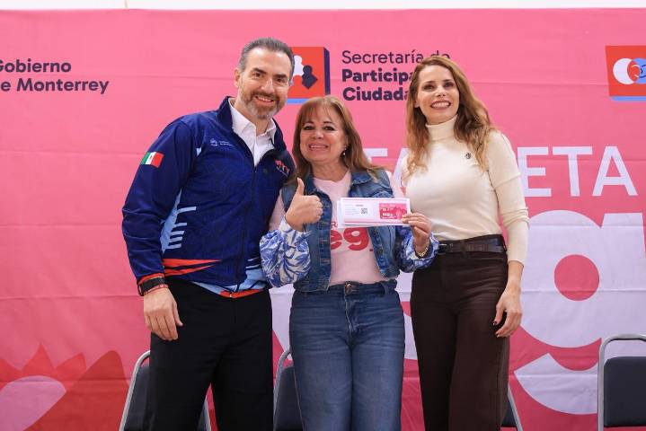 Entrega Adrián de la Garza más de 2,000 tarjetas Regia Plus