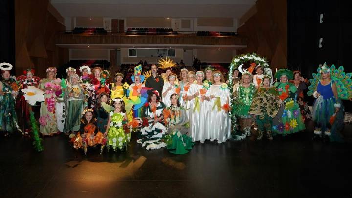 "El musical de tu vida" y la pasarela de mayores, un éxito en Lugones con "espíritu joven, cosas bonitas" y mucha alegría