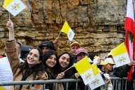 “Nadie sabe qué pasará”. El país en guerra que recibió con una fiesta al papa León, pero tiene terror por el día después