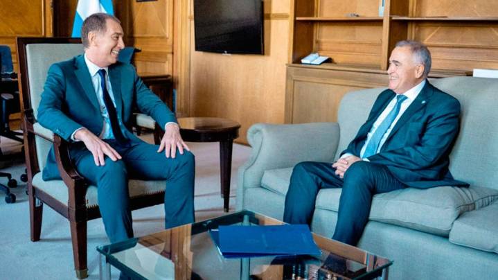 Santilli concluyó la rosca con peronistas con peluca y recibió al tucumano Jaldo