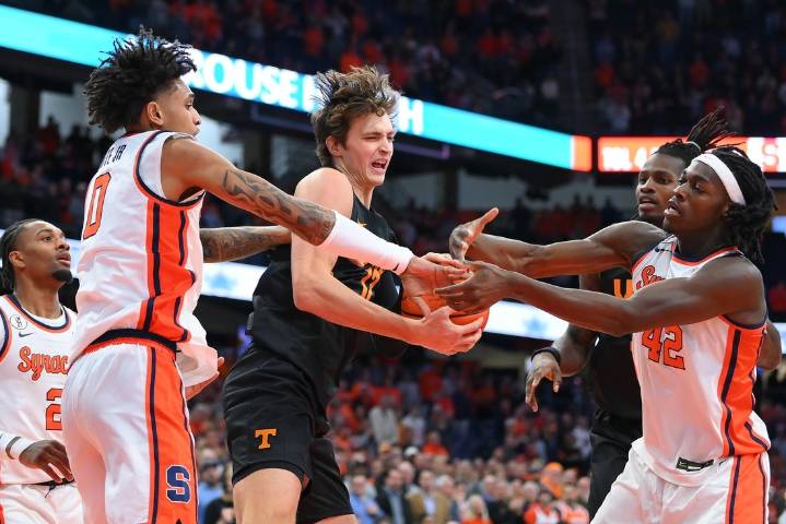 Deadspin | Late free throws lift Syracuse to upset over No. 13 Tennessee