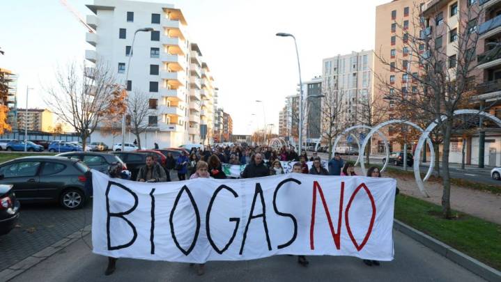 Cacerolada por La Lastra contra la planta de biomasa de Puente Castro