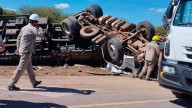 Grave accidente en la Ruta 89: un camión volcó y el chofer quedó atrapado en la cabina