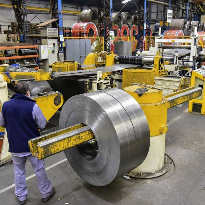 Despidos masivos y cierres en el país de los industriales sin industria