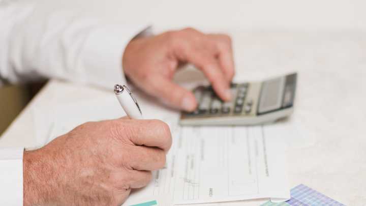 Andrés Millán, abogado: "Es posible pagar el impuesto de sucesiones con el propio dinero de la herencia. Hay que solicitarlo al banco en el que está la cuenta corriente del difunto"