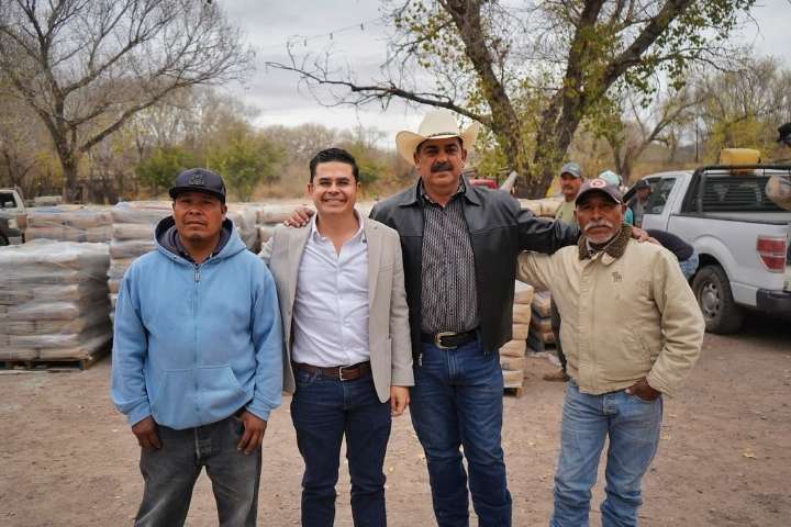 Entrega Rafa Loera apoyo de cemento a familias del municipio de Santa Isabel