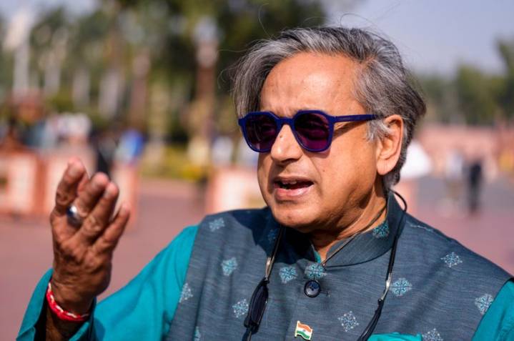 Congress says LoPs not invited to Putin banquet, takes swipe at Tharoor for accepting invite