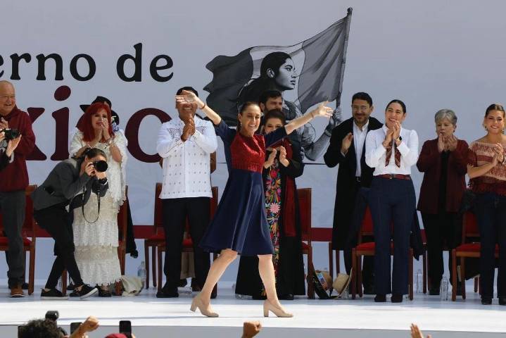 Sheinbaum celebra siete años de la 4T ante más de 600 mil personas en el Zócalo