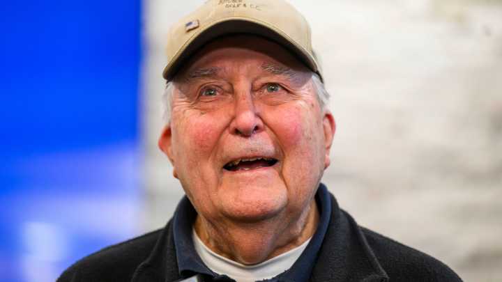 88-year-old grocery worker sheds tears after receiving $1.7 million donation