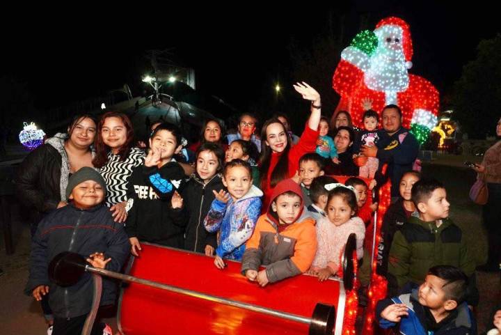 Brilla Nuevo Laredo: Carmen Lilia enciende el Pino Navideño en el Parque Viveros