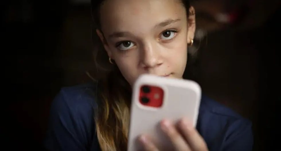 "¿Cuántas jóvenes más deben morir?": los desafíos que enfrenta Australia para prohibir el acceso de los menores de 16 años a las redes sociales