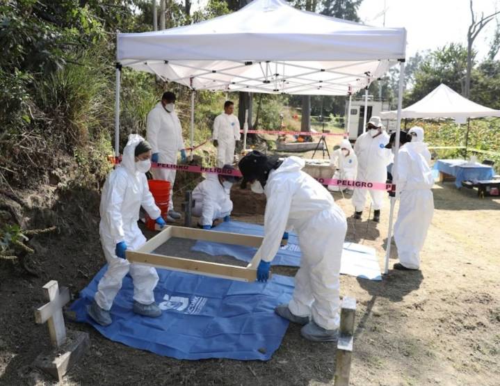 Recuperan 23 cuerpos de exhumaciones del Panteón Dolores; familias acusan faltas de respeto