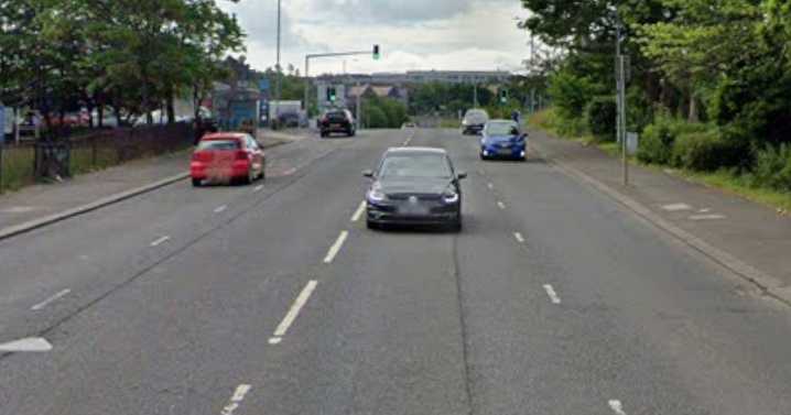 Glasgow southside road closed after crash as police warn 'avoid the area'
