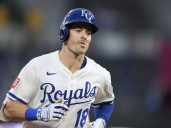 Bravos firman por dos campañas al jardinero Mike Yastrzemski