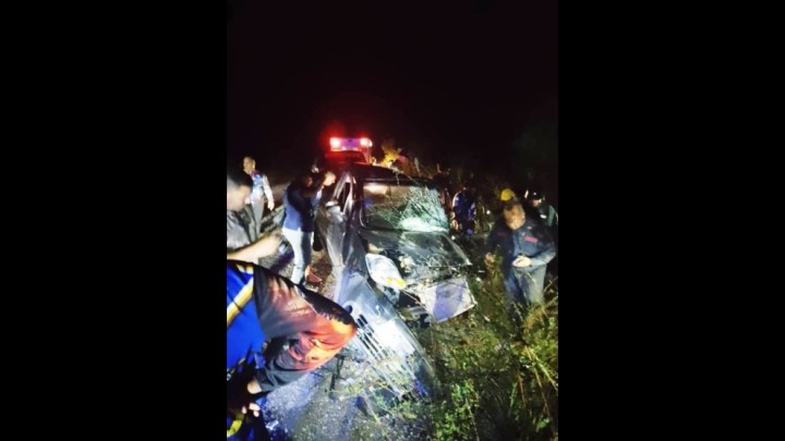 Una gandola lo habría impactado lanzándolo a un costado de la vía