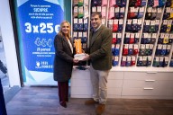 Pepe Pinreles se suma a la candidatura de Granada 2031 con una colección especial de calcetines