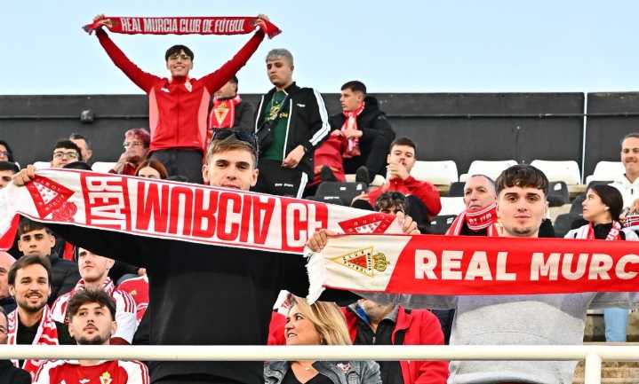 Deportes | El derbi es la fiesta del fútbol regional: las dos aficiones se comportaron y sonrió la del Murcia