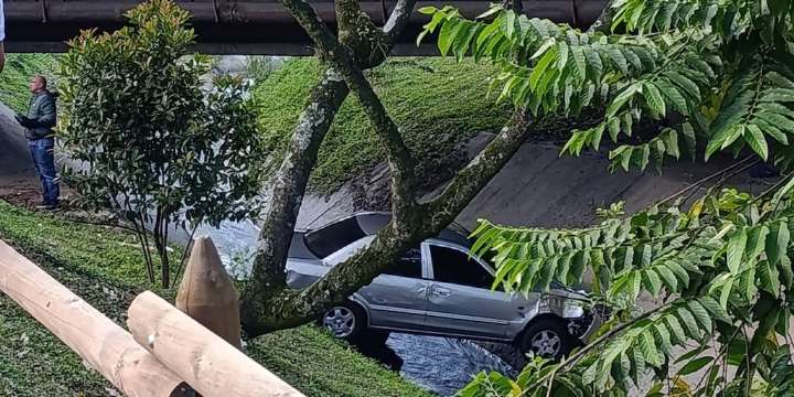 Conductor borracho perdió el control por las vías de Medellín y cayó a una canalización