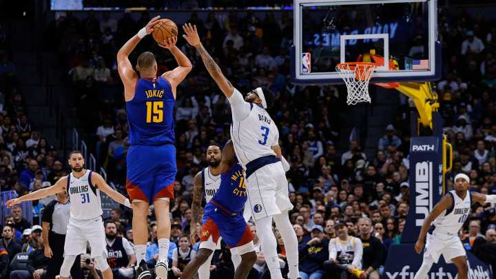 Mavericks’ Anthony Davis makes quip about his fingers after dominating Nikola Jokic, Nuggets