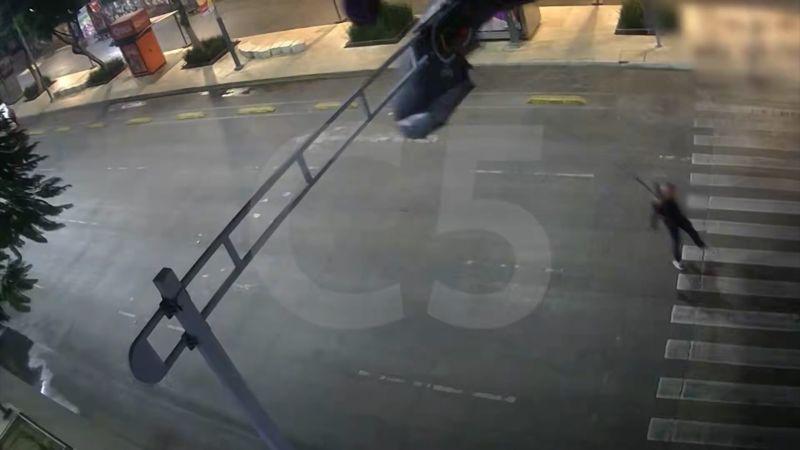 Un paracaidista queda atrapado en un semáforo de la Ciudad de México