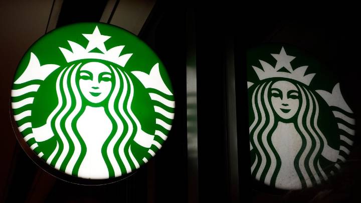 Starbucks pagará a empleados por violar leyes laborales en NYC