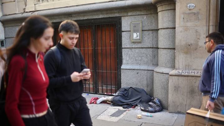 La UCA advirtió que la pobreza fue de 31,8% en 2025 y planteó reparos por la medición del INDEC