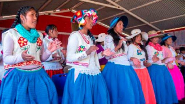 Estudiantes de la isla Qhapi Uros culminan curso básico de lengua uro y avanzan en su revitalización