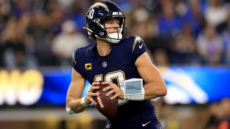 What's wrong with Justin Herbert's hand? Why Chargers QB is wearing white glove on non