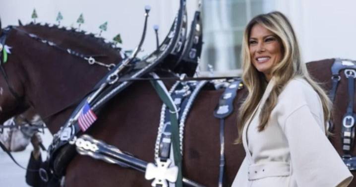 Encienden Trump y Melania el árbol navideño de la Casa Blanca