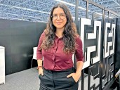 A la sombra de un árbol muerto, una historia de introspección y memoria