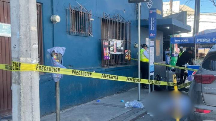 Hombre muere en calles del Centro de Monterrey por posibles causas médicas