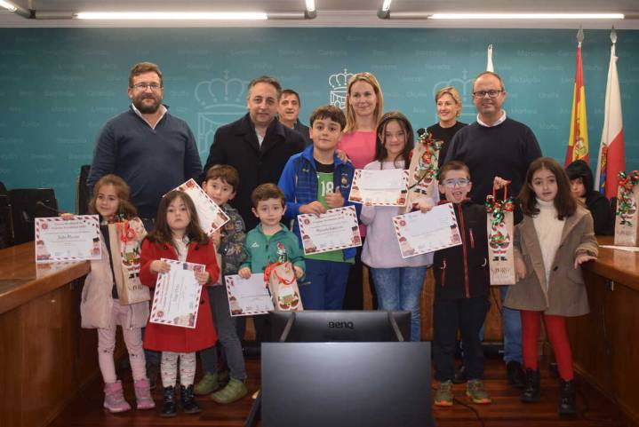 Vega Ortiz, Martín Fernández Mantecón y Julia Rodrigo, ganadores del Concurso de postales navideñas 2025 del Ayuntamiento de Piélagos