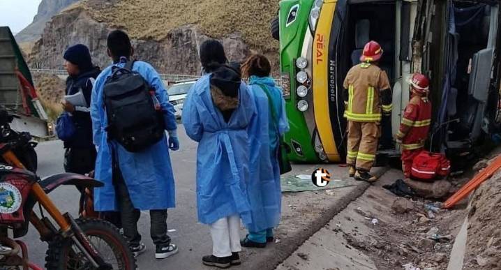 ¡Tragedia en Cusco! Al menos 7 fallecidos y 30 heridos tras vuelco de bus (FOTOS) Unidad trasladaba pasajeros en la ruta Arequipa